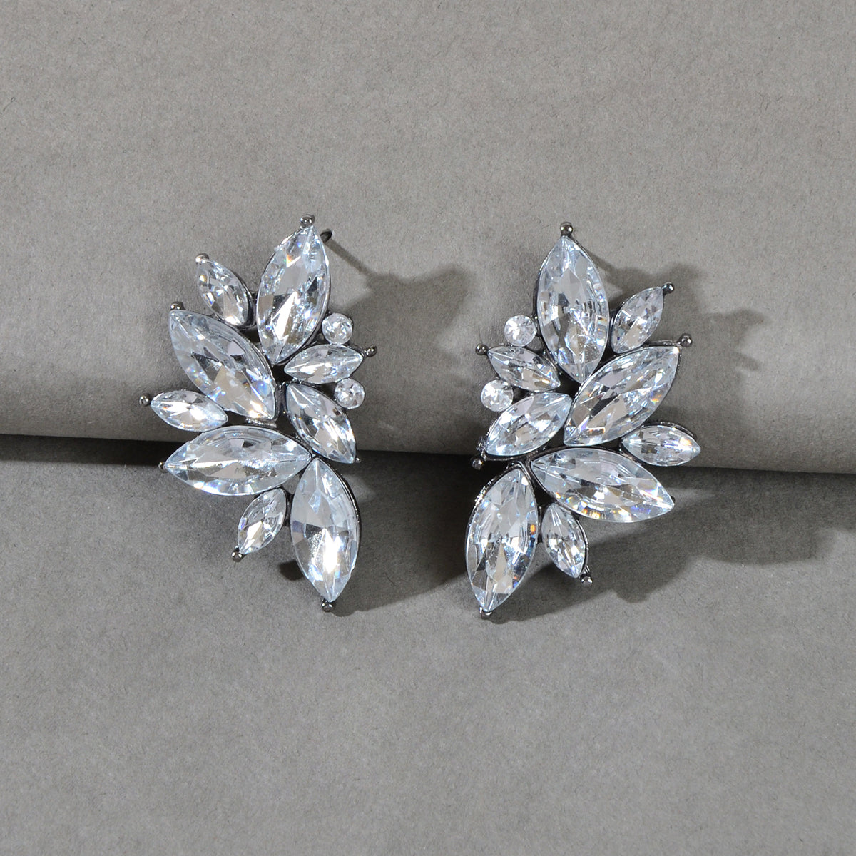 Pendientes de Botón de Flor de Cristal Brillante.