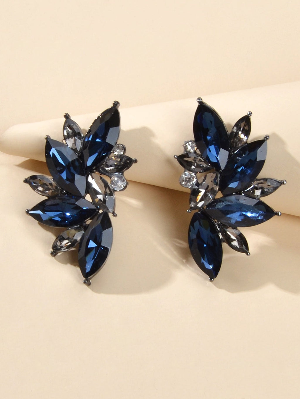 Pendientes de Botón de Flor de Cristal Brillante.