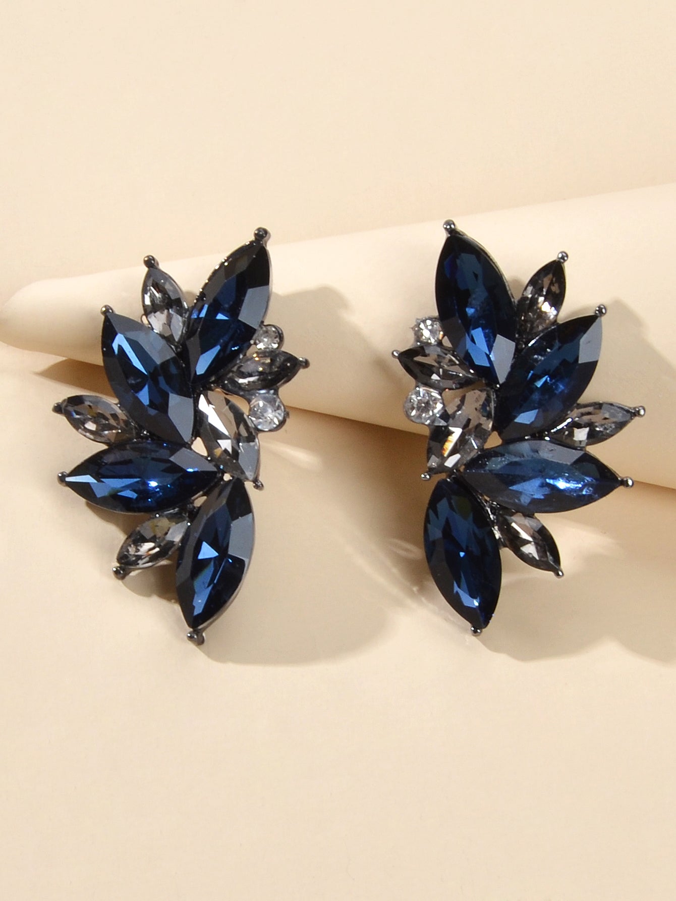 Pendientes de Botón de Flor de Cristal Brillante.