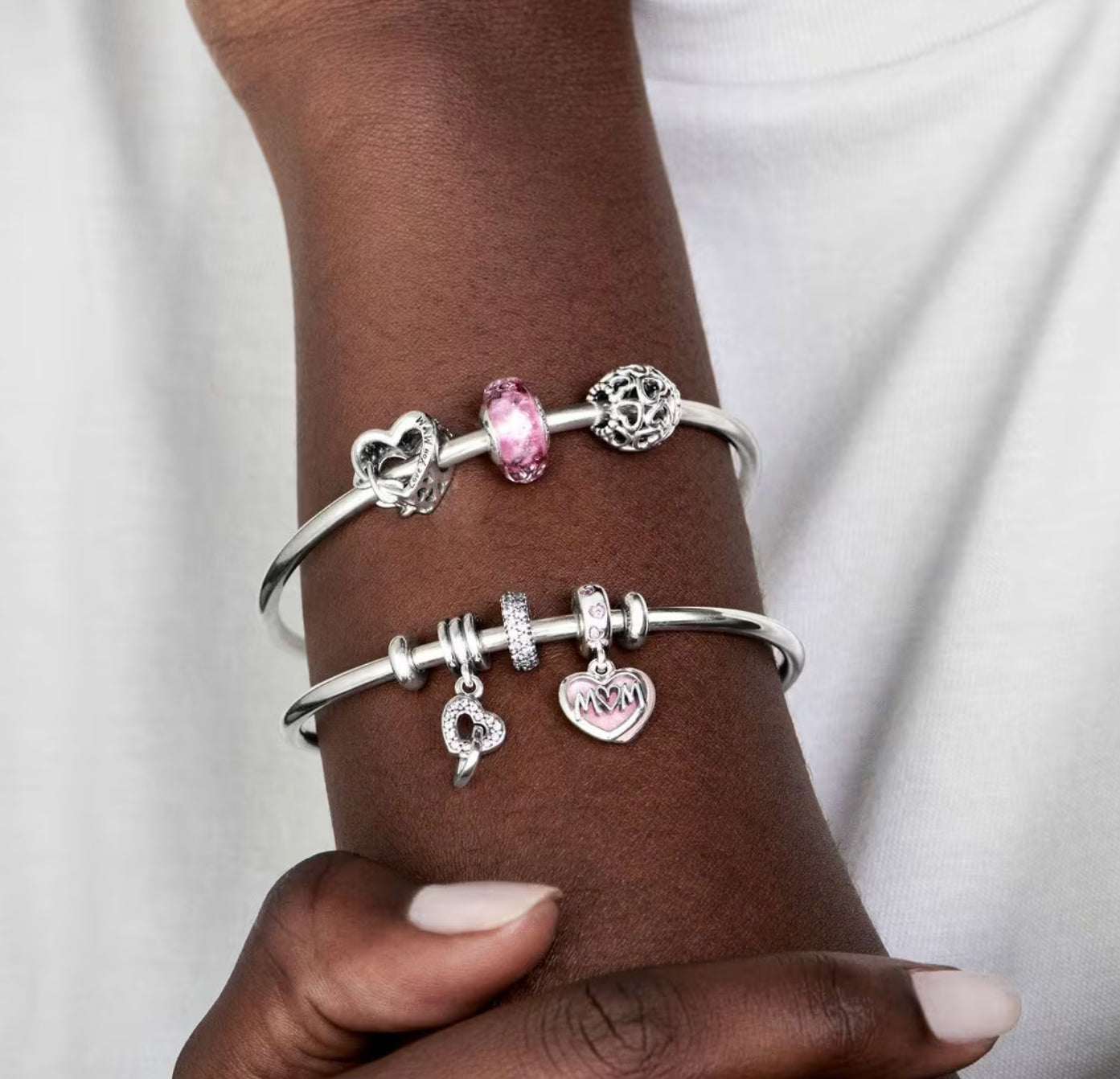 Charm PANDORA Moments Colgante Corazón 'MOM' en Plata de Ley.