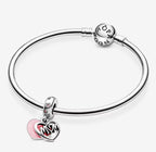 Charm PANDORA Moments Colgante Corazón 'MOM' en Plata de Ley.