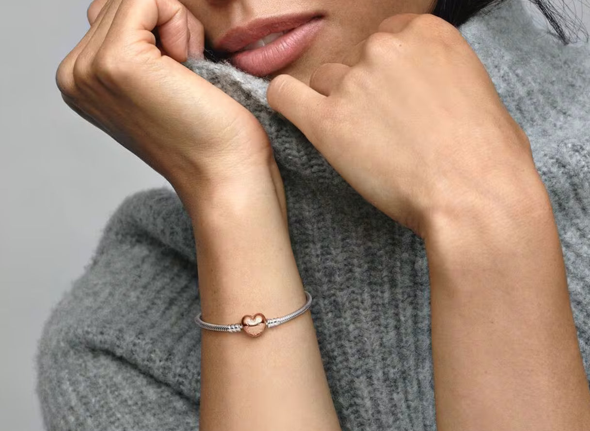 Pulsera PANDORA Bicolor, Cierre Corazón en Oro.