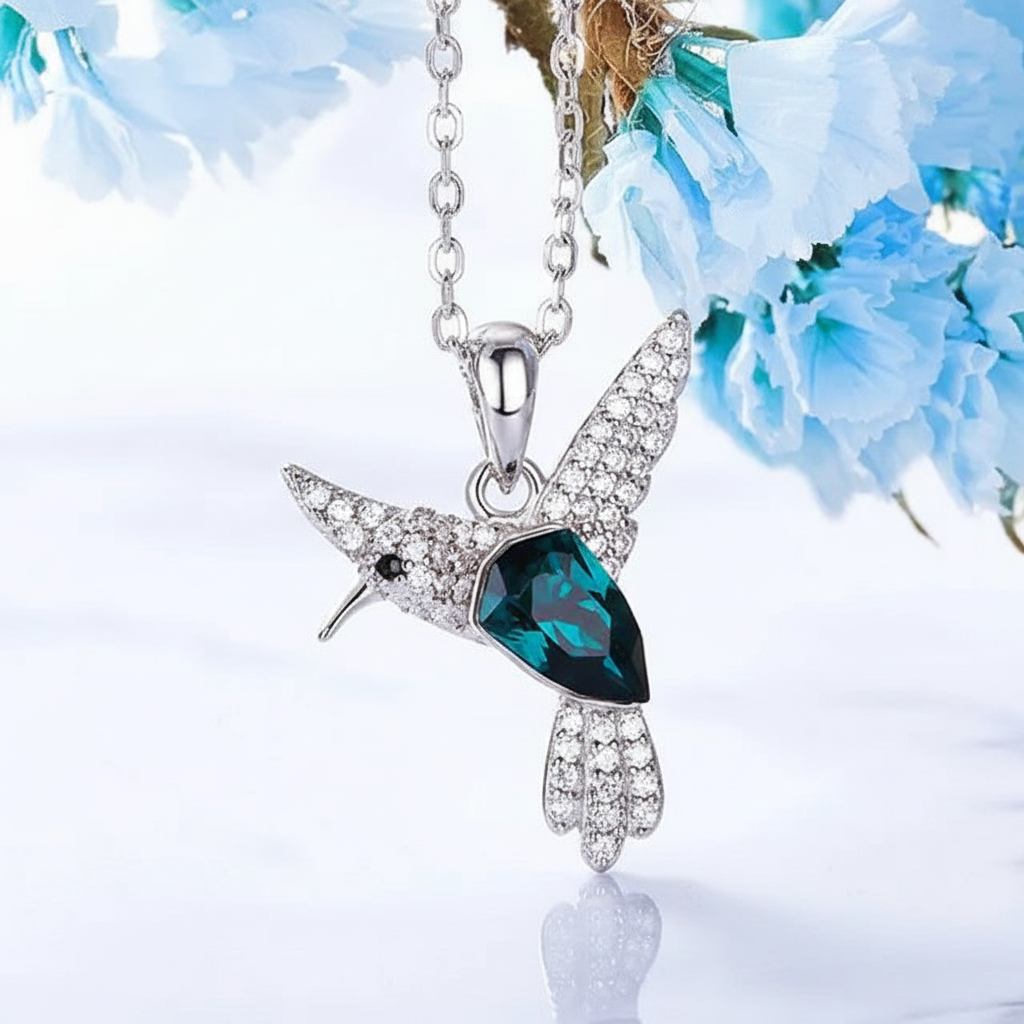 Libertad y Brillo: Collar Pájaro de Plata 925 con Elementos tipo Swarovski.