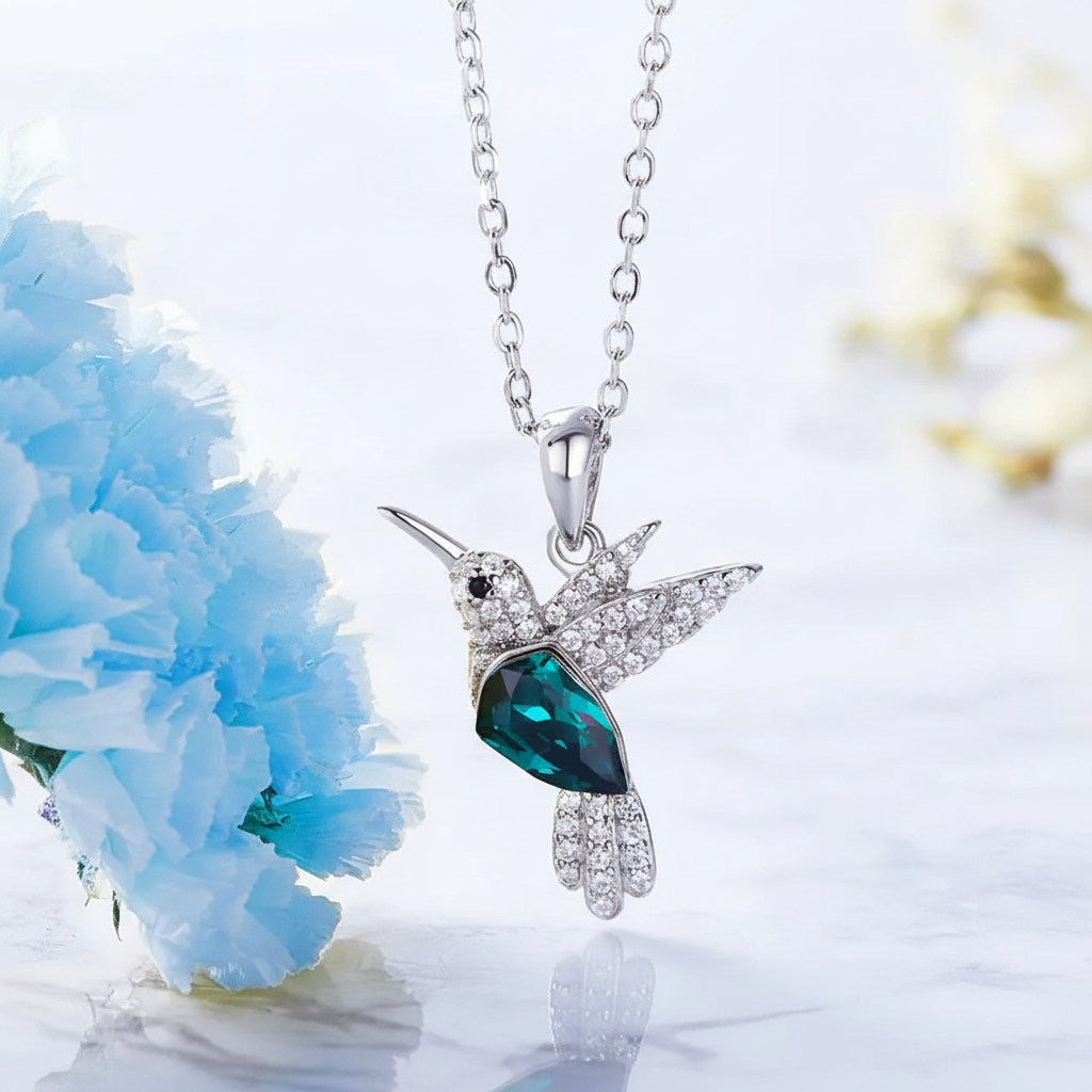 Libertad y Brillo: Collar Pájaro de Plata 925 con Elementos tipo Swarovski.